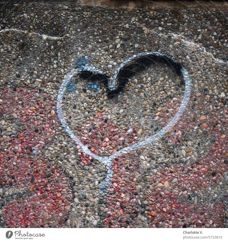 Herz auf Waschbeton oder auch Herz aus Beton Graffiti Herzgraffiti Liebe Gefühle Wand Außenaufnahme Liebeserklärung unromantisch hartgesotten Liebesbekundung