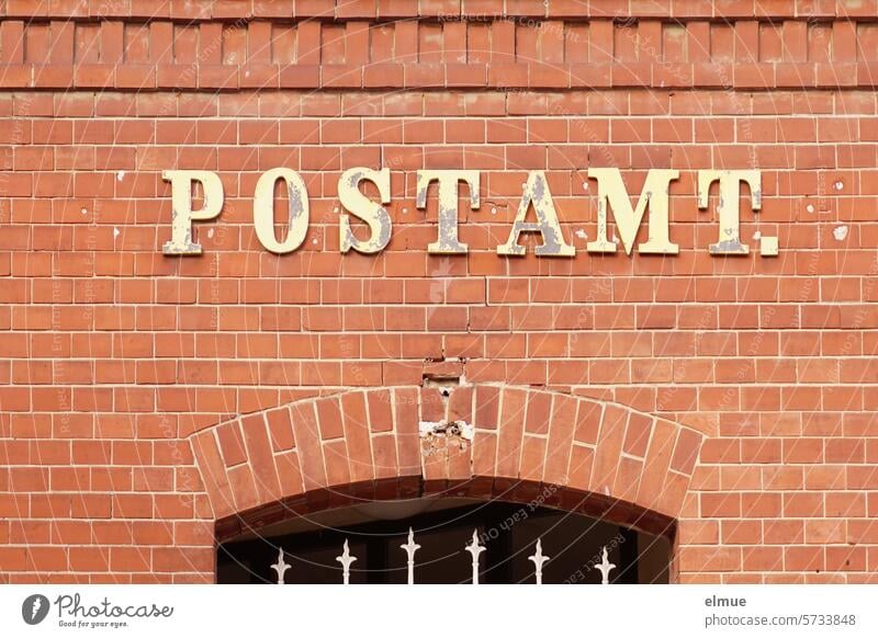 POSTAMT.  alter Schriftzug an einem Backsteinbau Postamt Backsteingebäude Mauerziegel marode verlassen Vergänglichkeit Erinnerung Wandel & Veränderung Blog
