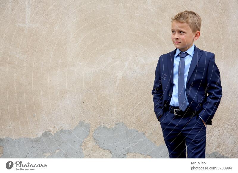 junge mode Lifestyle Anzug Anzugträger Krawatte trendy Mode Bekleidung elegant Porträt Junge selbstbewußt lässig Coolness schick Stil Körperhaltung