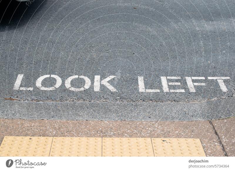 Straßen Überqueren:  Blick nach links Schriftzeichen Nahaufnahme Buchstaben Außenaufnahme Wort Menschenleer Farbfoto Text Schilder & Markierungen Mitteilung