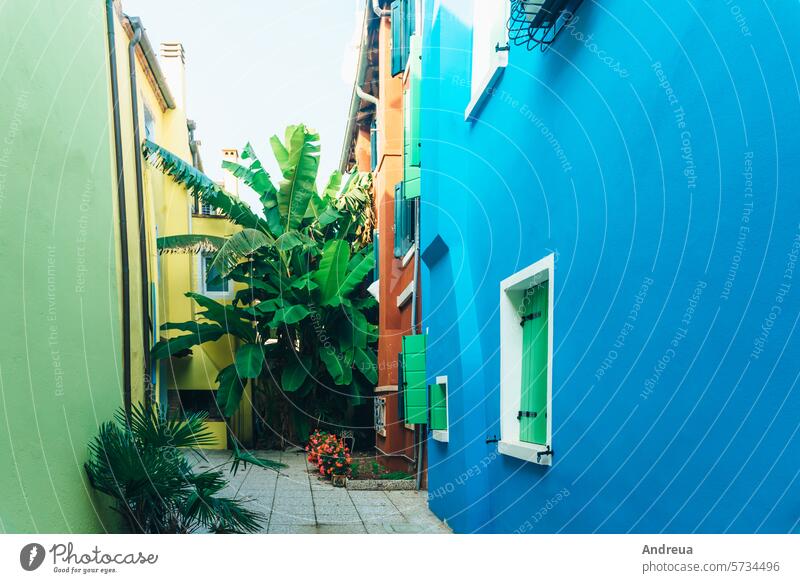 Touristisches Viertel der alten Provinzstadt Caorle in Italien adriatisch Bänke Fahrrad blau Großstadt klassisch Küste farbenfroh Fischen grün Häuser Freizeit