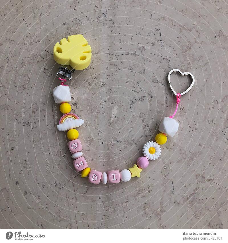 Schnullerhalter aus Silikon in Pastellfarben, personalisiert mit Namen Klammer Farben Regenbogen Blumen gelb rosa weiß Baby Säugling neugeboren Kind jung
