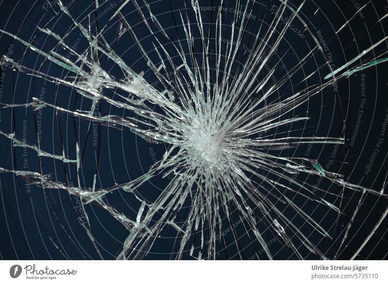 Glasscheibe | zersplittert durch einen Einschlag gesplittert Risse dunkelblau kaputt Fensterscheibe Zerstörung Vandalismus Vergänglichkeit Strukturen & Formen