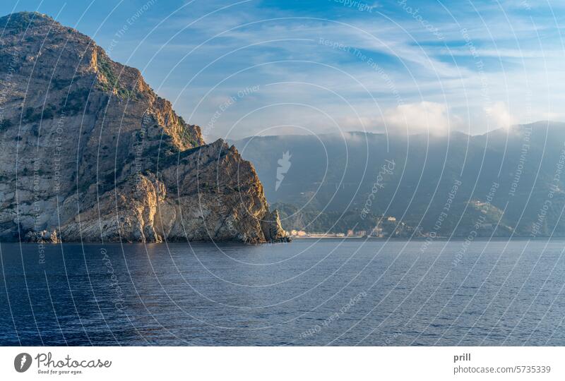 Landschaft in der Küstenregion Cinque Terre in Ligurien, im Nordwesten Italiens, am frühen Morgen Felsküste Uferbereich Nationalpark Cinque Terre