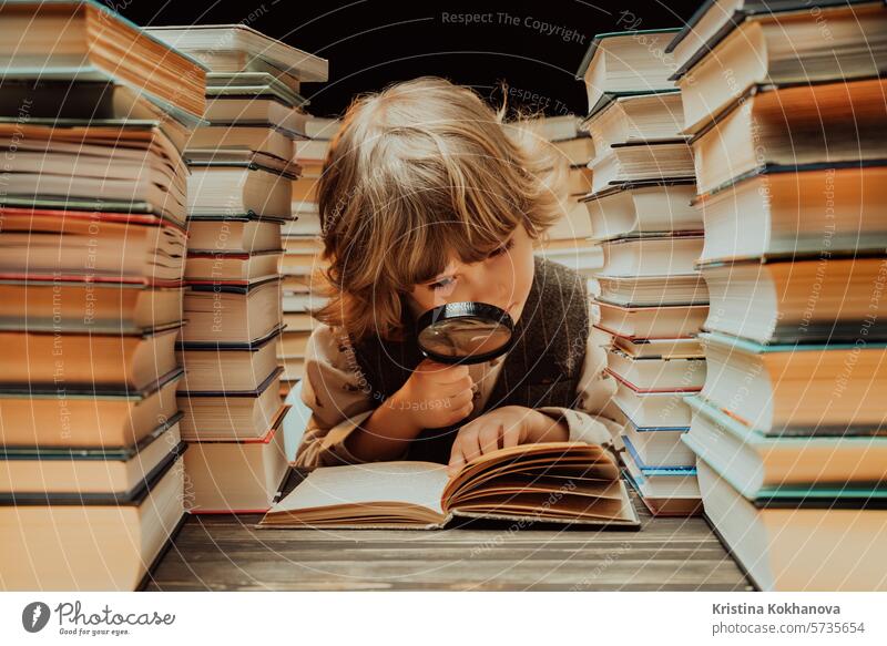 Kleiner Forscher Junge liest Buch mit Lupe in Bibliothek. Cute clever Vorschüler spielen, studieren Wissen mit Instrument Bildung lernen Literatur lesen Schüler