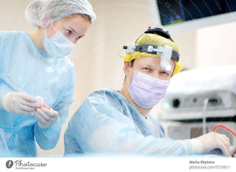 Chirurgen führen in einem modernen Krankenhaus eine kieferchirurgische Operation mit Mikroskop und Endoskop durch. Teamarbeit der Ärzte. Kiefer- und Gesichtschirurgie.