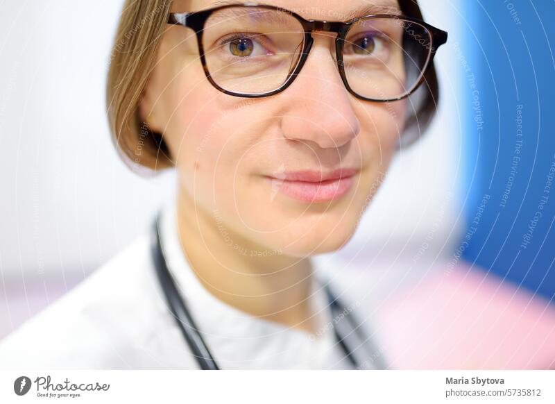 Close up Porträt der jungen Ärztin Kardiologe während der Ernennung von Patienten. Kardiologische Beratung und Behandlung von Herzkrankheiten Arzt Frau
