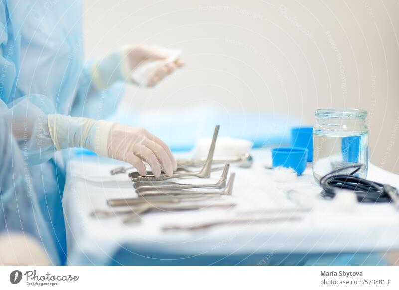 Eine Krankenschwester reicht einem Arzt während einer kieferchirurgischen Operation chirurgische Instrumente. Sterile medizinische Instrumente Chirurgie
