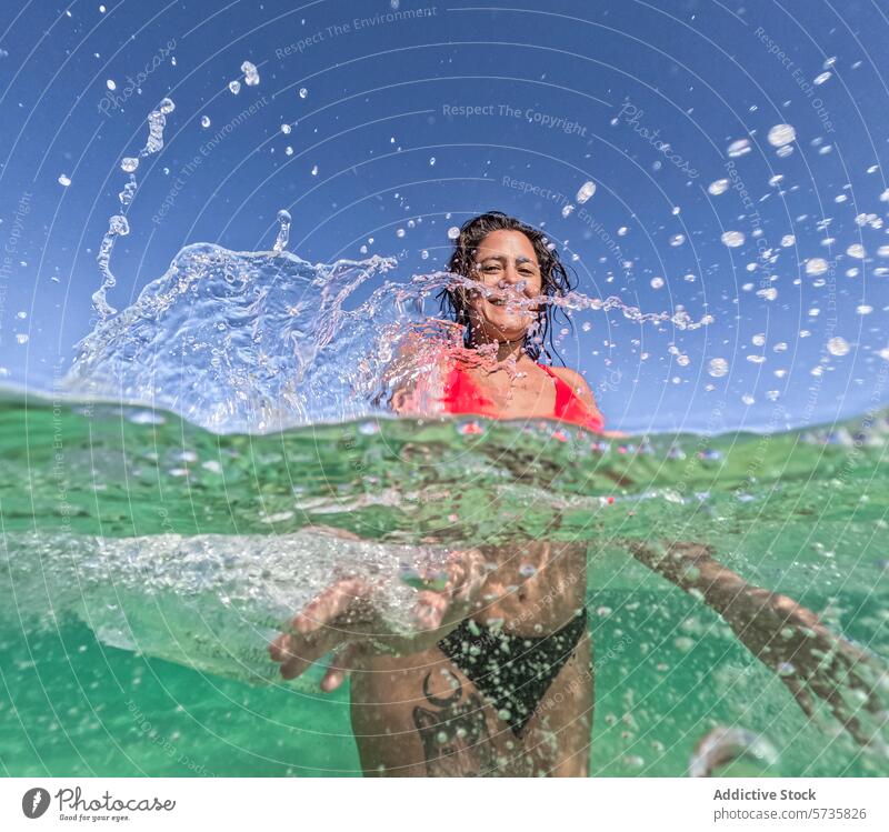 Frau genießt erfrischendes Schwimmen an einem Sommertag schwimmen Wasser unter Wasser freudig aktualisieren sonnenbeschienen Schaumblase Air untertauchen