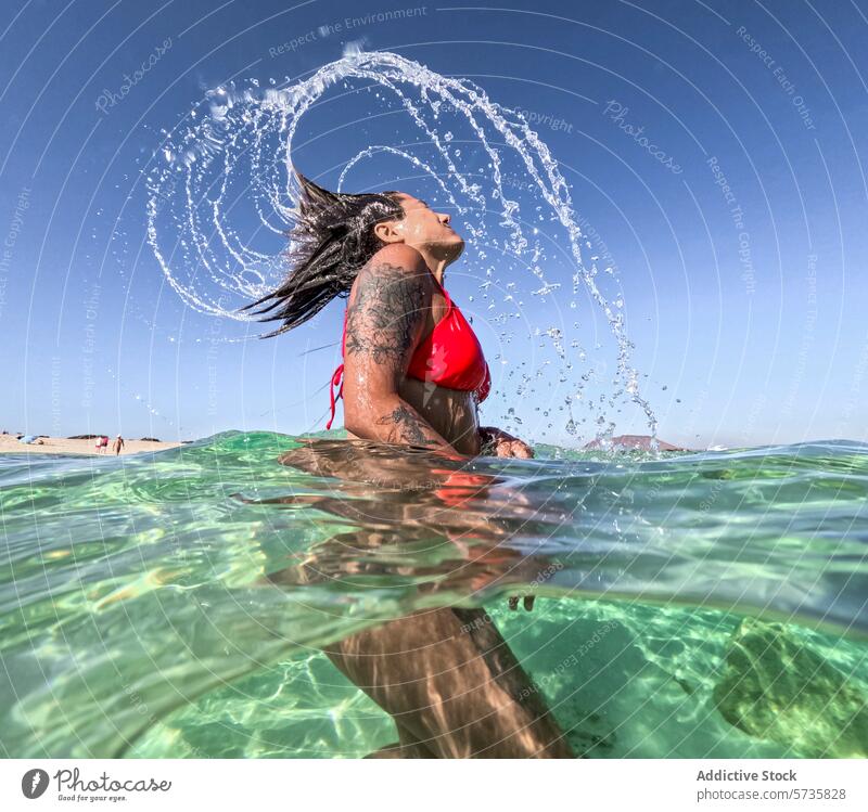 Fröhlicher Sommermoment im kristallklaren Wasser platschen übersichtlich türkis erfrischend sonnig Tag Essenz Schwingung Frau genießen Kristalle unter Wasser