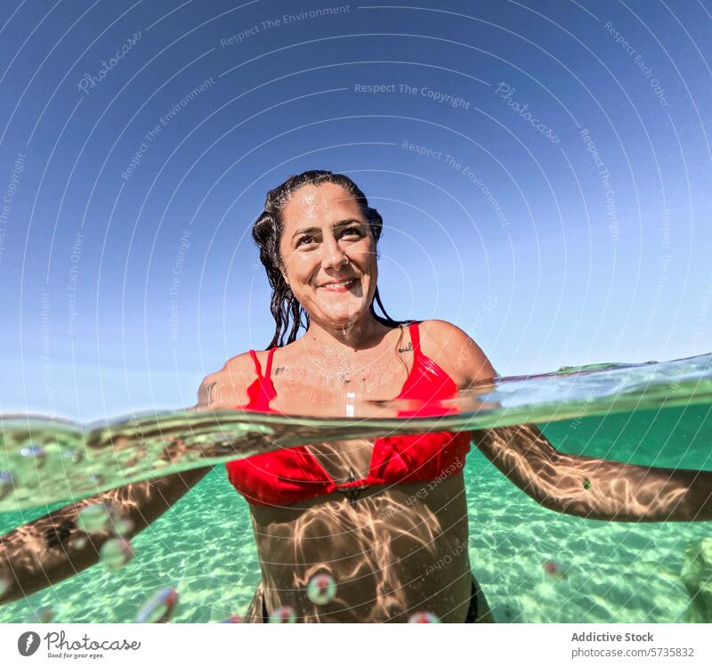 Frau genießt Sommerschwimmen in kristallklarem Wasser übersichtlich ruhig Lächeln Badeanzug rot sonnig Tag halb untergetaucht MEER Meer Freizeit Urlaub Feiertag
