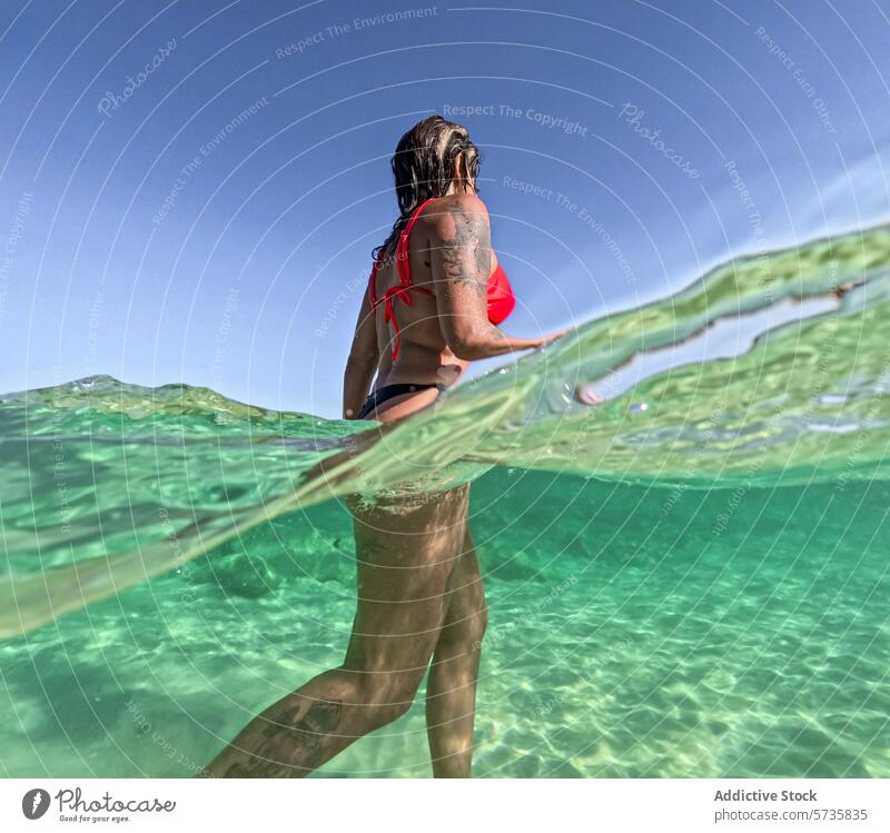 Frau genießt einen Sommertag im klaren Wasser untergetaucht übersichtlich MEER geteilte Ansicht oben unten Oberfläche Sonne sonnend kristallklar schwimmen