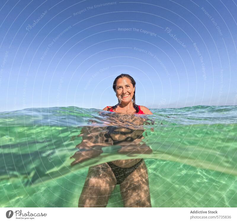 Frau lächelnd im Meer, geteilte Ansicht über und unter Wasser Lächeln Sommer MEER Glück Schwimmsport Schwimmer übersichtlich Freizeit Urlaub reisen Abenteuer