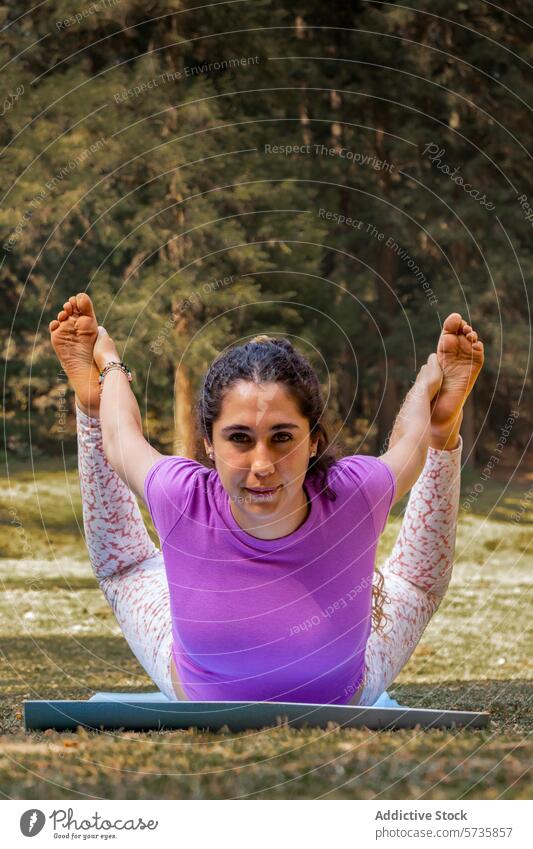 Eine Frau übt konzentriert eine Yoga-Dehnung und verbindet sich auf ihrer Matte mit der Natur inmitten des Flüsterns des Waldes Unterlage Fokus Waldlichtung