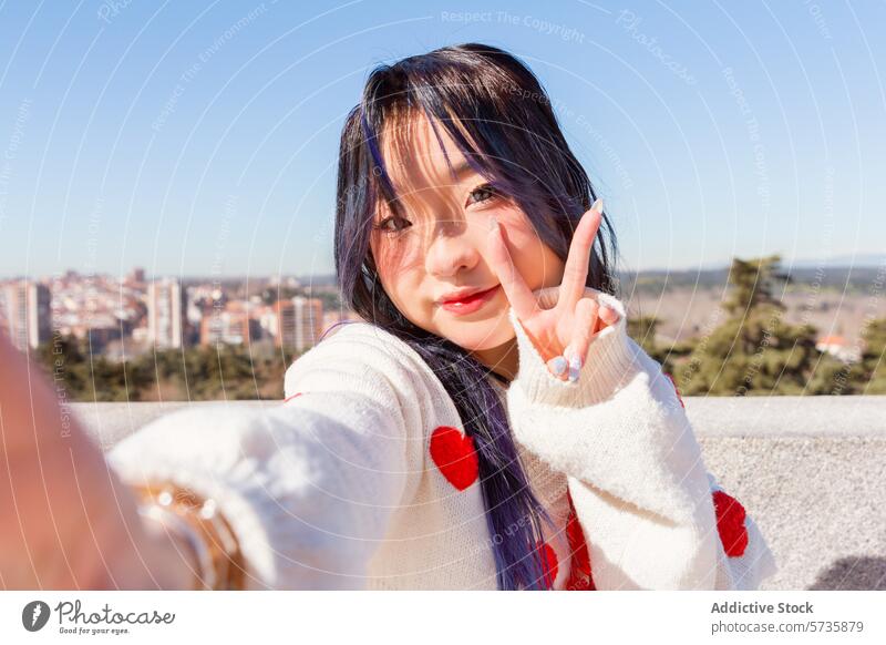 Gen-Z chinesisches Mädchen posiert mit Friedenszeichen in städtischer Umgebung Chinesisch Model Selfie urban Stadtbild jung Frau gefärbtes Haar blaue Haare