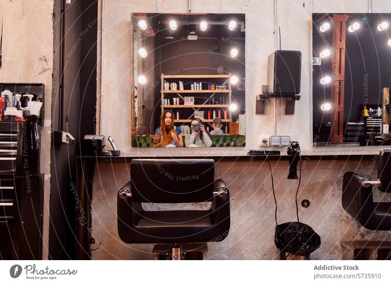 Moderne Friseureinrichtung mit stilvollem Design Salon Behaarung Innenbereich Spiegel Licht Stuhl Produkt Regal Eleganz trendy stylisch Pflege Schönheit