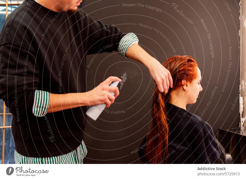 Friseurin bereitet das Haar eines Kunden im Salon vor Klient Friseursalon stylen Vorbereitung Spray Frau Behaarung professionell Pflege Schönheit Mode