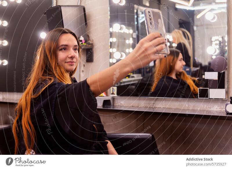 Frau, die ihre neue Frisur beim Friseur festhält Salon Selfie Spiegel Reflexion & Spiegelung Beleuchtung Smartphone Fotografie Körperpflege Schönheit Mode