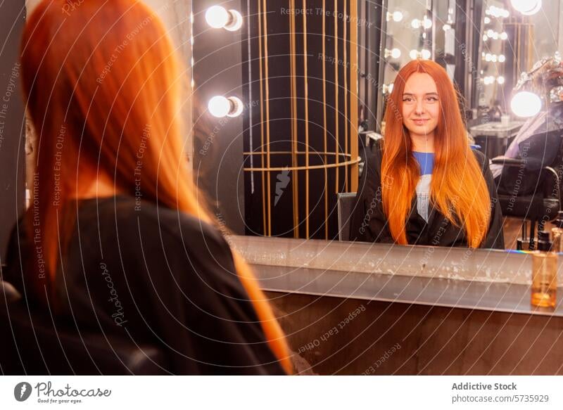 Junge Frau bewundert ihre Frisur im Spiegel eines Salons Friseursalon Ingwerhaar Reflexion & Spiegelung Glühbirne bewundernd jung Lächeln Schönheit Sitzen