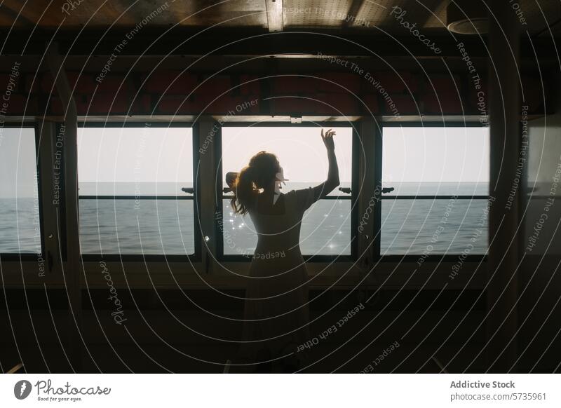 Frau in Silhouette im Inneren Fähre Reaching in Richtung Sonnenlicht Meer Fenster erreichend MEER reisen Reise maritim Transport Hintergrundbeleuchtung