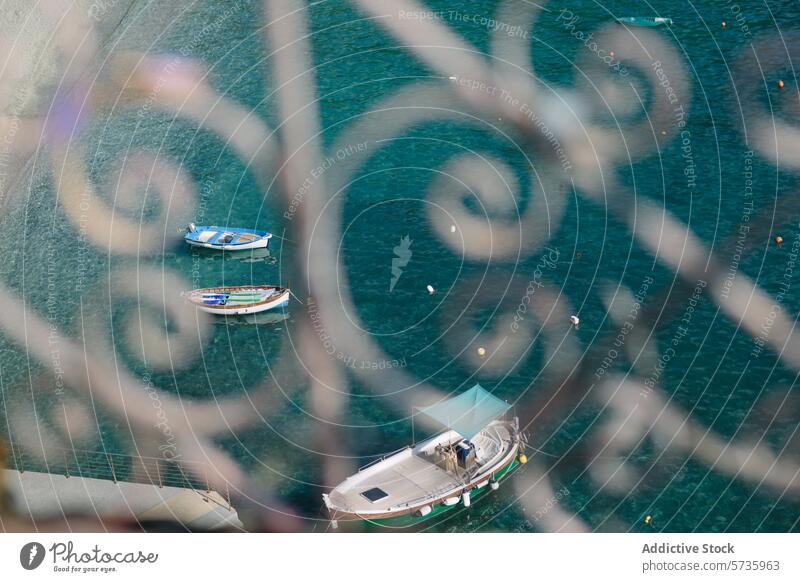 Luftaufnahme von mehreren Booten auf See Ruhe Seeküste MEER verankerte Boote Wasser ruhig Küste Landschaft Natur Windstille blau im Freien malerisch reisen