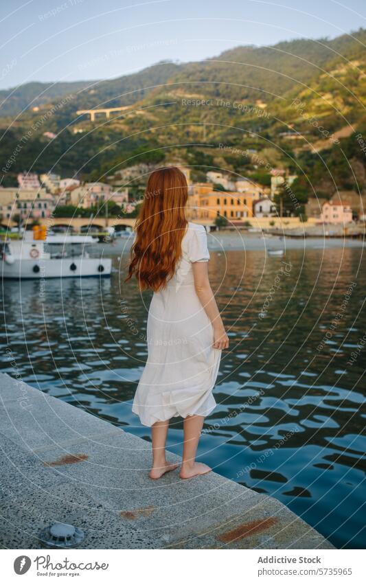 Gelassener Moment an der Küste mit rothaariger Frau eingefangen rote Haare weißes Kleid Barfuß MEER Küstenstreifen Stadt Sonnenuntergang Gelassenheit malerisch