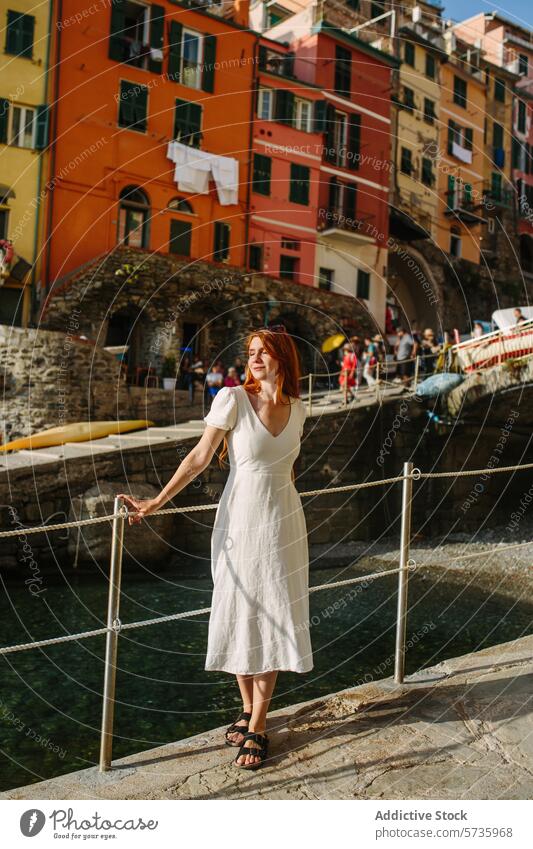 Elegante Frau genießt das malerische Küstendorf Kleid weiß Küstenstreifen Dorf Gelassenheit ruhig Freizeit reisen Urlaub Ausflugsziel farbenfroh Architektur