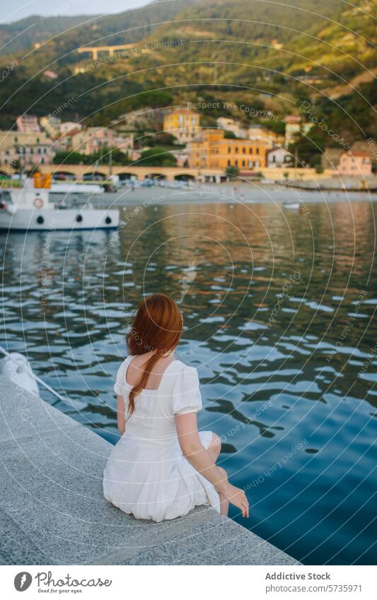 Gelassener Moment am Meer mit einer Frau in Weiß weißes Kleid MEER Küstenstreifen Stadt Boot Hügel Sitzen malerisch übersehen Gelassenheit Ruhe friedlich