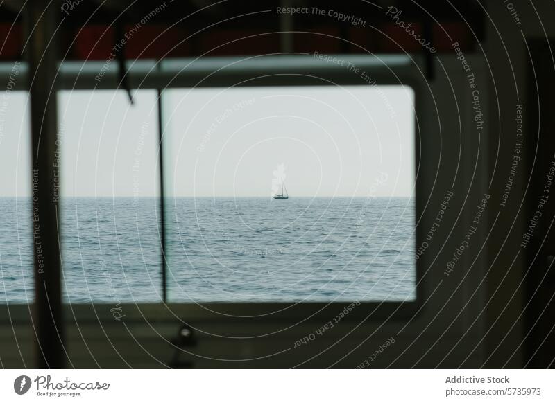 Segelboot in der Ferne durch Fensterblick Rahmen MEER Meer Segeln Boot Ruhe Gelassenheit Ansicht Entfernung Horizont maritim Gefäße nautisch reisen Reise