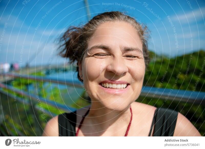 Eine strahlende Frau lächelt mit geschlossenen Augen und genießt die Sonne auf der Langkawi Sky Bridge in Malaysia Lächeln Sonnenschein malaysia Himmelsbrücke