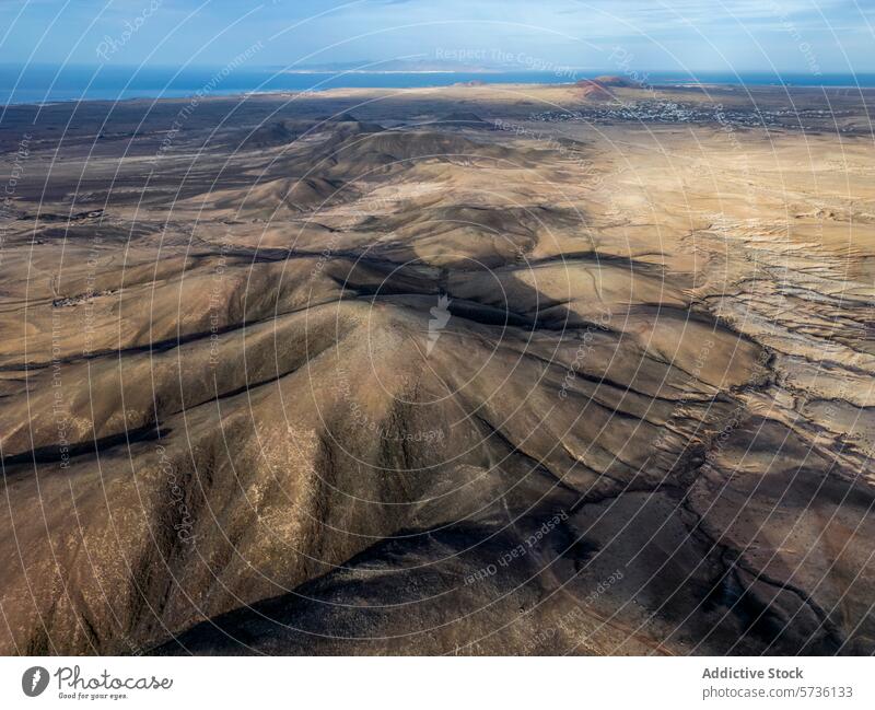 Vulkanlandschaft und Küstenansicht von Fuerteventura Landschaft Luftaufnahme vulkanisch unfruchtbar Hügel Surfen Küstenstreifen wüst Textur trocken Gelände