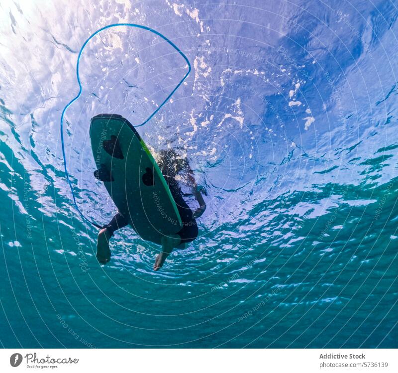Unterwasseransicht eines Surfers auf Fuerteventura unter Wasser Ducksprung übersichtlich winken marin Landschaft Meer Sport Surfen aqua blau MEER Abenteuer