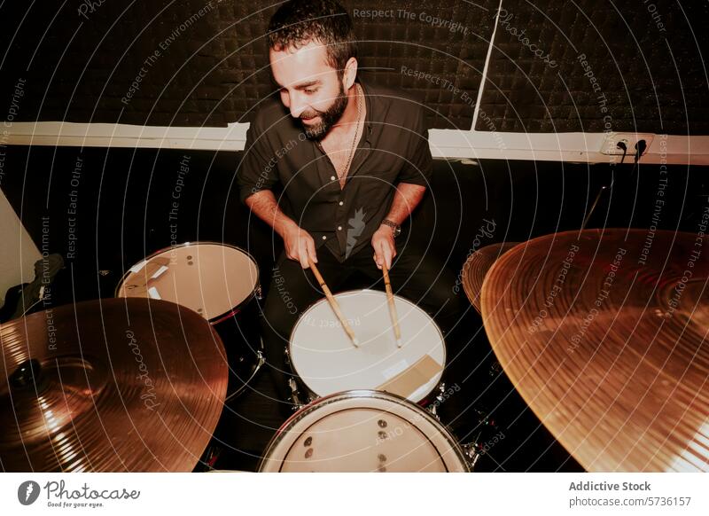 Männlicher Schlagzeuger in Aktion bei einer Musikaufführung männlich Leistung Mann schwarze Kleidung Spielen Leidenschaft Instrument Becken Snare Hi-Hat tom-tom