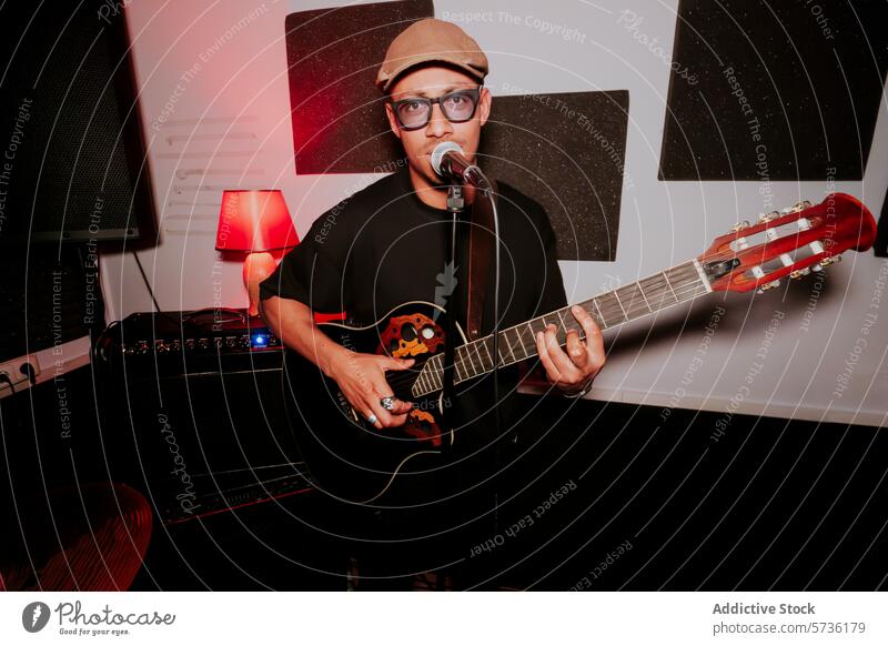 Männlicher Gitarrist singt und spielt in einer Studioumgebung Mann männlich Gitarrenspieler Musik Band Sänger Mikrofon Instrument akustisch Leistung