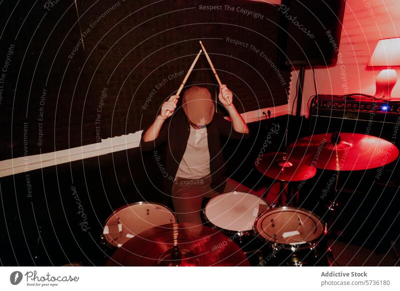 Unbekannter männlicher Schlagzeuger, der im Studio mit Begeisterung auftritt Trommelschlegel Becken Snare tom-tom Hi-Hat Leistung Musik Band Mann Spielen