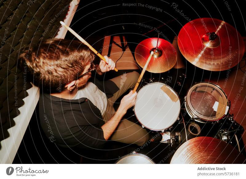 Männlicher Schlagzeuger, der in einer Musikband spielt Trommel männlich Mann Band Leistung Becken Trommelschlegel Spielen Instrument Rhythmus schlagen Musiker