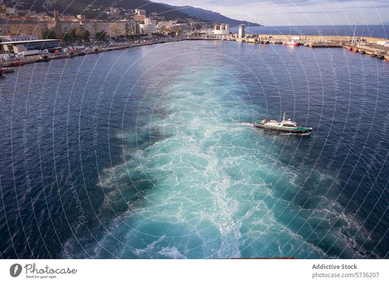 Luftaufnahme einer Fähre bei der Einfahrt in den Hafen von Marseille Meereslandschaft Boot Schiff offenes Meer Gelassenheit Wasser Reise Schifffahrt nautisch