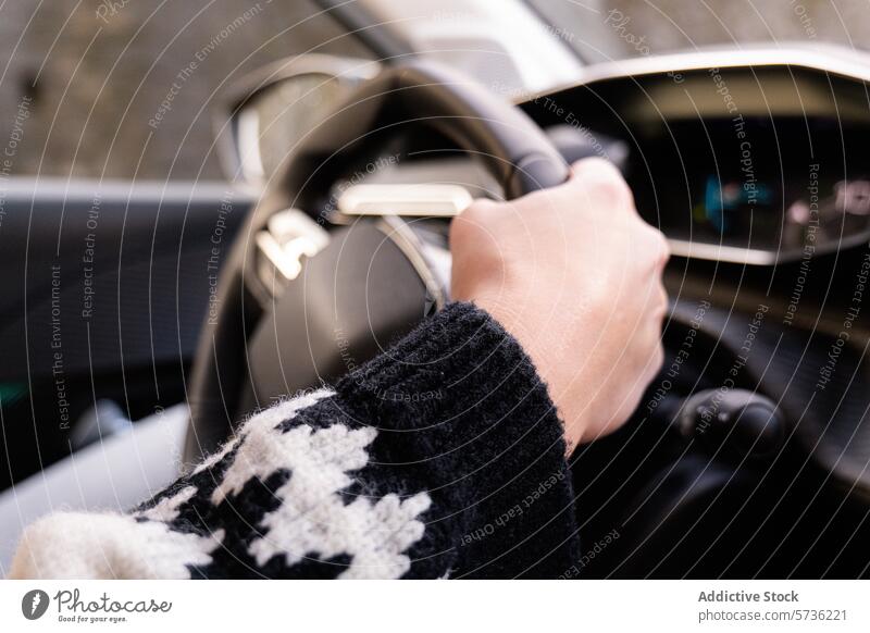 Nahaufnahme einer Hand, die ein Auto mit einem Winterhandschuh steuert fahren Lenkrad Handschuh kalt Fahrzeug Autoinnenraum Sicherheit Transport Fahrer Griff