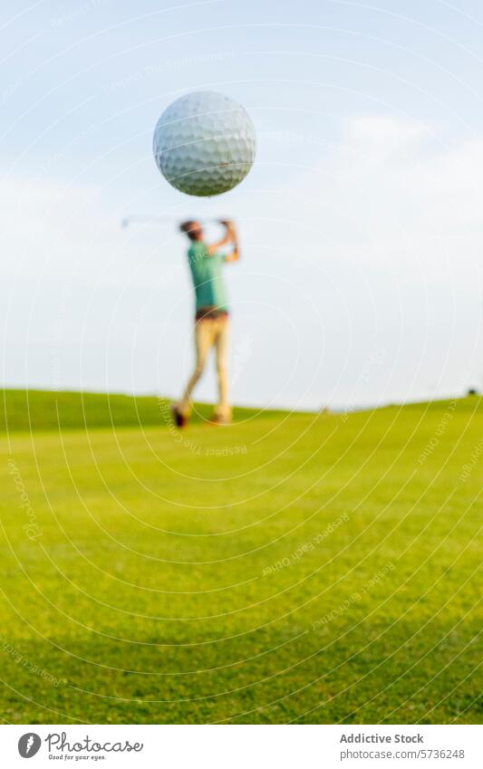 Dynamischer Golfer wirft den Ball mitten in der Luft auf das Grün des Platzes Bewegung grün Kurs pendeln Sport im Freien Freizeit Erholung aktiv Lifestyle Fokus