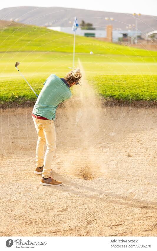 Einzigartiger Golfer mit Dreadlocks beim Sandschlag Rastalocken Bunker Schuss Ball Stil pendeln Golfplatz Bunkerschuss Sandfang Golfschläger Golfball dynamisch