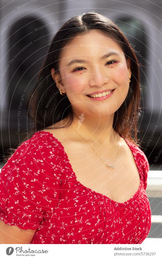 Lächelnde Frau in Rot, die eine sonnige Umgebung im Freien genießt asiatisch Glück rot Kleid geblümt freudig Porträt Nahaufnahme Mode Stil lässig elegant heiter