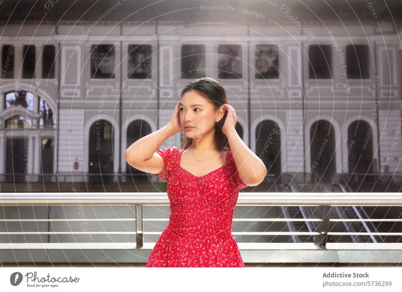 Junge Frau in rotem Kleid posiert in städtischer Umgebung asiatisch urban Einstellung Mode Stil jung Erwachsener Pose posierend selbstbewusst Eleganz lässig