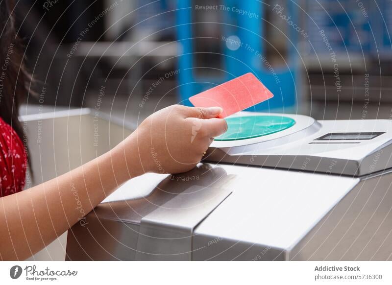 Person mit kontaktloser Karte am U-Bahn-Eingang Hand berührungslos Postkarte Prüfer Gate Öffentlich Verkehr Arbeitsweg Technik & Technologie Fahrkarte reisen