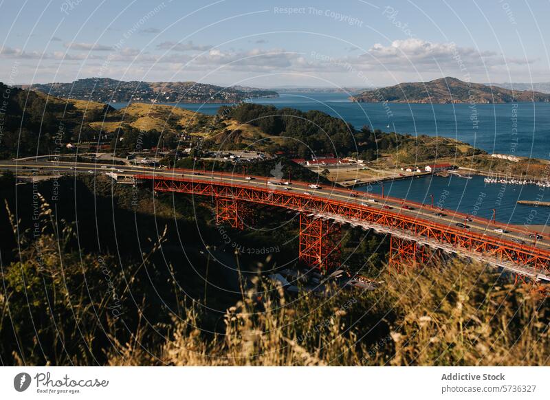 Die Golden Gate Bridge hebt sich im sanften Frühlingslicht von der natürlichen Landschaft der Hügel und Gewässer der Bucht von San Francisco ab. Wasser Licht