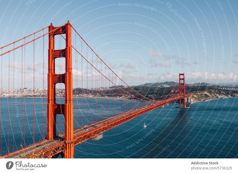 An einem klaren Frühlingstag bietet sich ein atemberaubender Blick auf die Golden Gate Bridge, die Skyline von San Francisco und die Segelboote in der Bucht