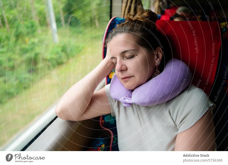 Komfortabler Schlaf auf einer Busreise mit Nackenkissen Frau schlafen Reise Hals Kopfkissen reisen Accessoire ausruhend sitzend bewegend Passagier Transport