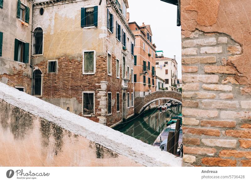 die alten Straßen von Venedig in Italien Europäer Architektur schön blau Boot Brücke Gebäude Kanal Kanäle Großstadt Farbe farbenfroh Kultur Tag Europa Mode