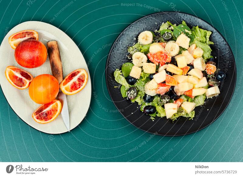 Orangen-Obstsalat Salatbeilage orange Banane Trauben Lebensmittel Diät grün Gesundheit frisch Vegetarier Frucht flache Verlegung Draufsicht Vitamin lecker