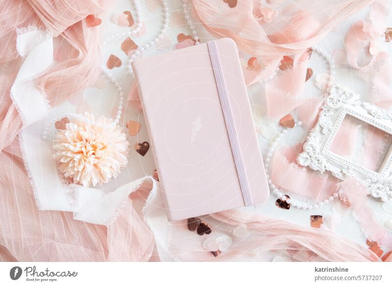 Rosa Hardcover-Notebook in der Nähe von Herzen und romantischen rosa Dekor Draufsicht, Lehrbuch Mockup Attrappe Valentinsgruß Tüll Frühling Muttertag Hochzeit