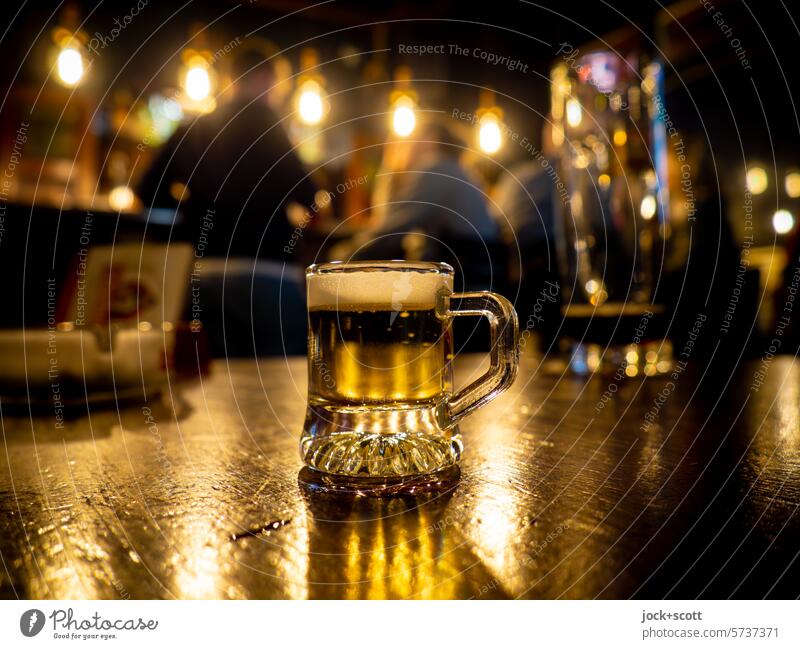In Berliner Eckkneipe mit einem Mini-Bier Gastronomie Bierglas Alkohol Tisch Kneipe Unschärfe Gastraum Prenzlauer Berg Nacht Glas anders Gäste